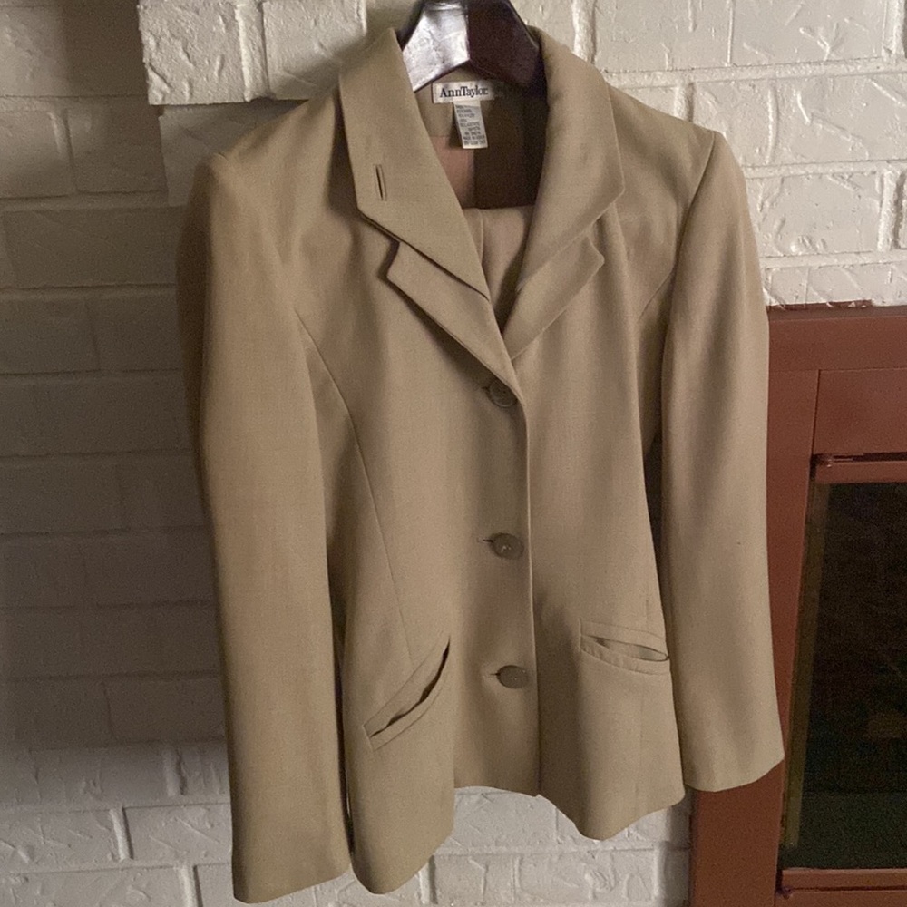 Two piece business skirt & 3button blazer. EXCELLENT CONDITION